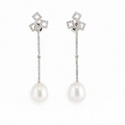 Pearl earrings in 18k white gold and diamonds.