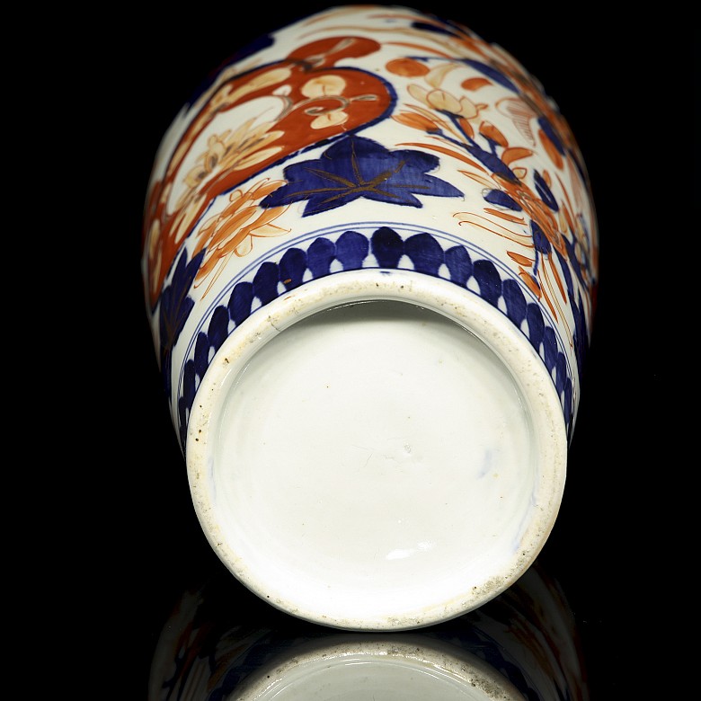 Japanese porcelain vase, 20th century