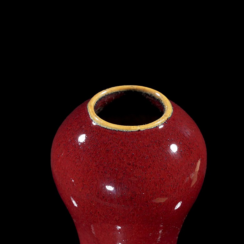 Red-glazed porcelain vase, Qing dynasty