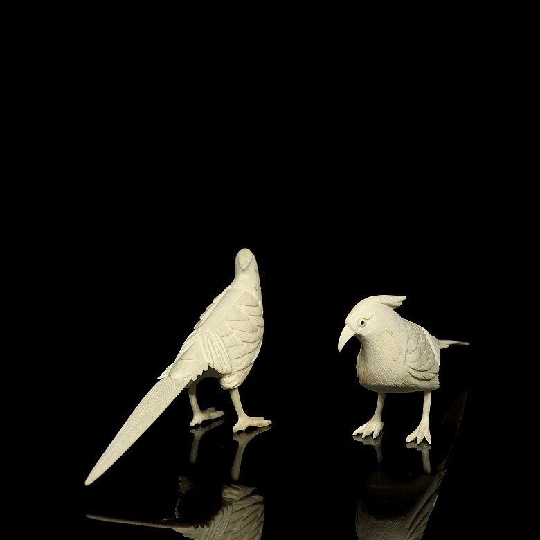 Pair of carved ivory birds, early 20th century.