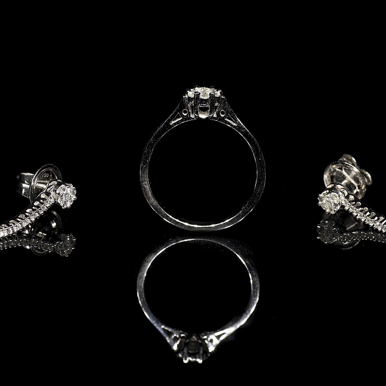 Set of earrings and ring in white gold and diamonds