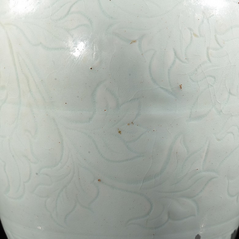 Celadon ware ‘Leaves’ vase, Song dynasty