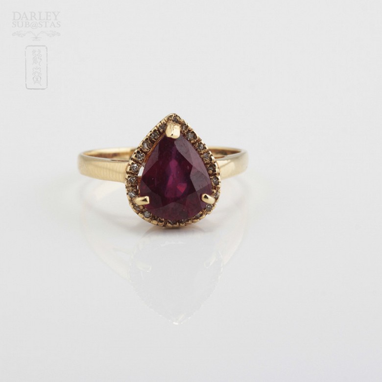 Ring with ruby ​​and diamonds in 18k yellow gold.