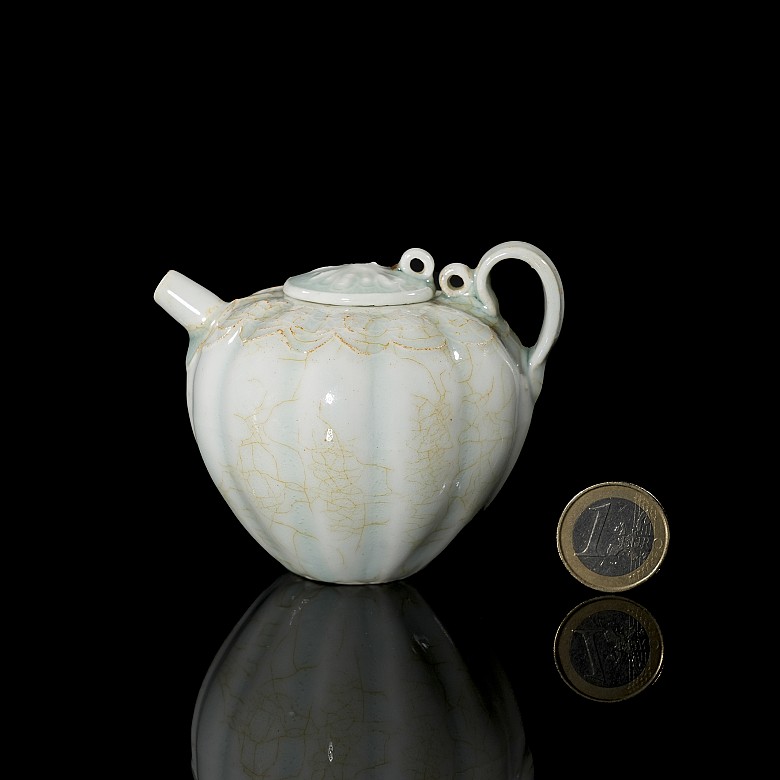 Porcelain teapot with celadon glaze, Song style