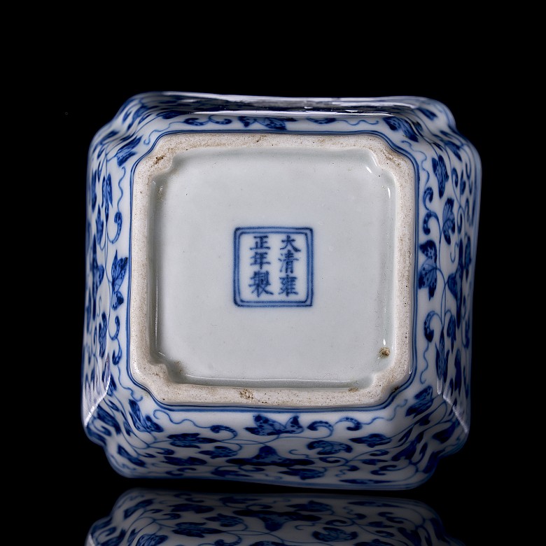 Cuenco cuadrado de porcelana esmaltada azul y blanco, dinastía Qing