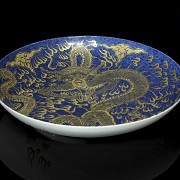 Large Chinese porcelain dish, 20th century