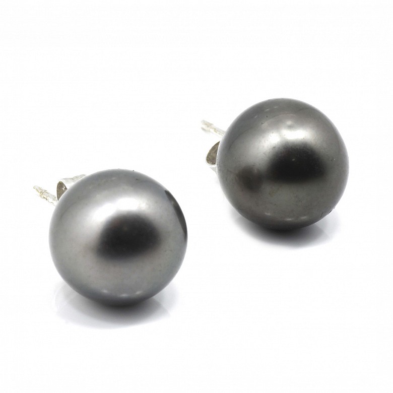 Earrings with Tahitian pearls, in 18k white gold