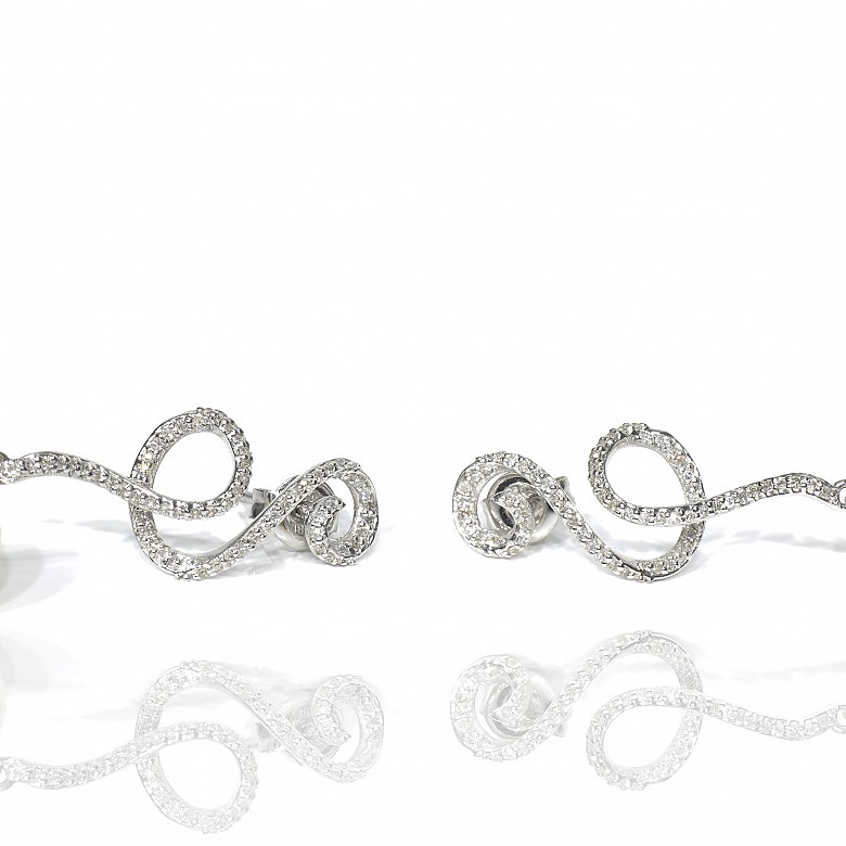 Long earrings in 18k white gold, diamonds and white pearls