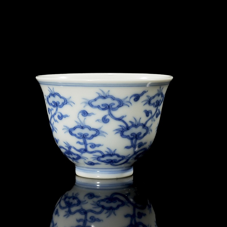 Enamelled porcelain mug ‘Ruyis’, with Jianjing seal