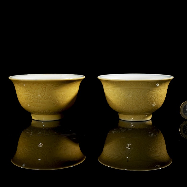 Pareja de tazas de porcelana vidriada en amarillo, dinastía Qing