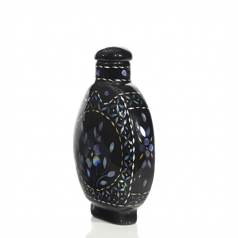 Black lacquered snuff bottle, 19th - 20th century