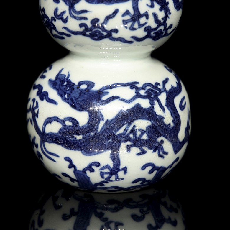 Hulu Porcelain Vase ‘Dragons’, with Ming stamp