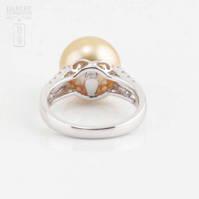 18k gold ring with diamonds and Australian pearl