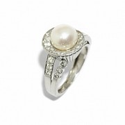 Chevalier platinum ring with a central pearl and brilliant