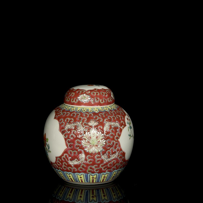 Three plates and a small jar of Asian porcelain “ famille rose”, 20th century