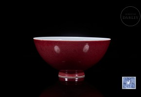 Cuenco de porcelana esmaltada en rojo, dinastía Qing, con sello Qianlong