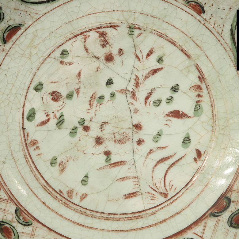 A Swatow enamelled dish, Ming dynasty