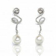 Long earrings in 18k white gold, diamonds and white pearls