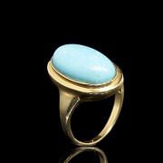 Yellow gold and turquoise ring