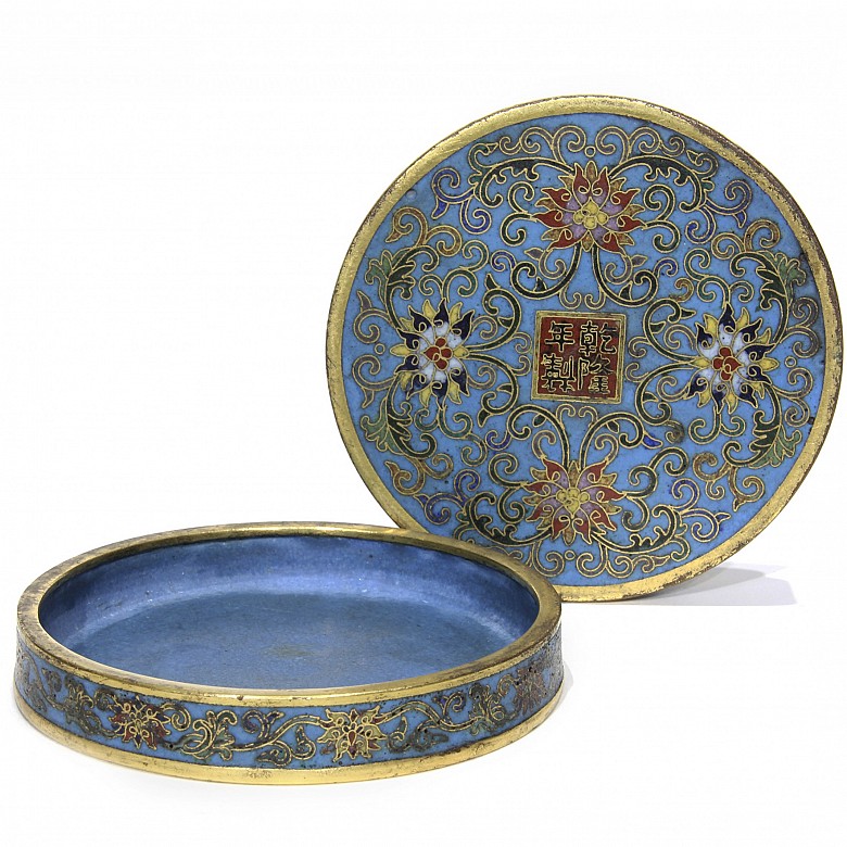 Cloisonne box, with Qianlong seal.