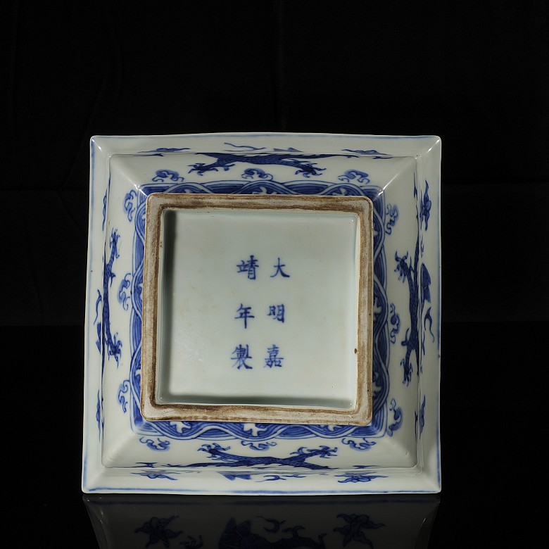 Blue-and-white porcelain pot ‘Dragons’, with Ming Dynasty seal, Jiajing