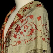 Embroidered silk Manila shawl ‘Roses’, 19th century