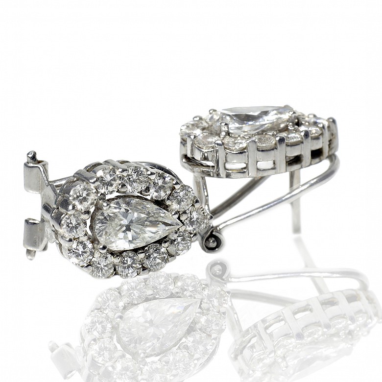 Earrings in 18k white gold with diamonds