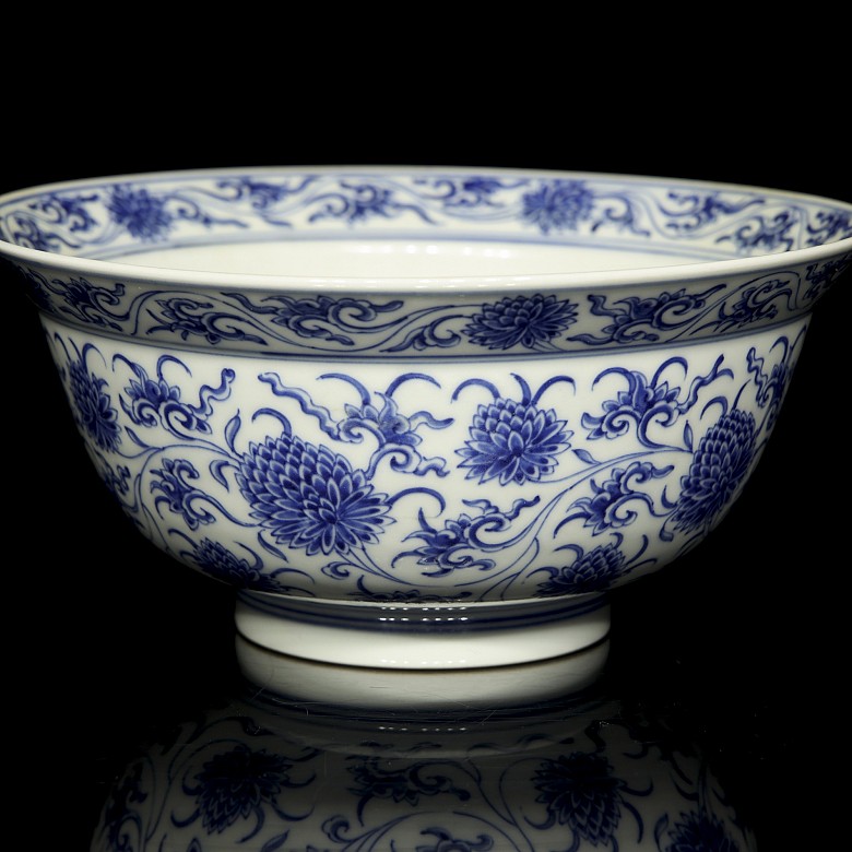 Porcelain bowl ‘Peonies’, with Ming seal