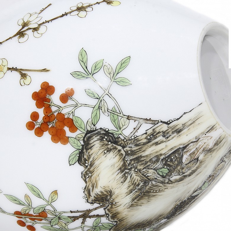 A Falangcai porcelain vase with nature and birds, Qianlong (1736 - 1795).