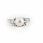 18k white gold ring with pearl and diamonds.