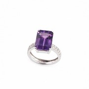 6.93ct amethyst ring and diamonds in 18k white gold.