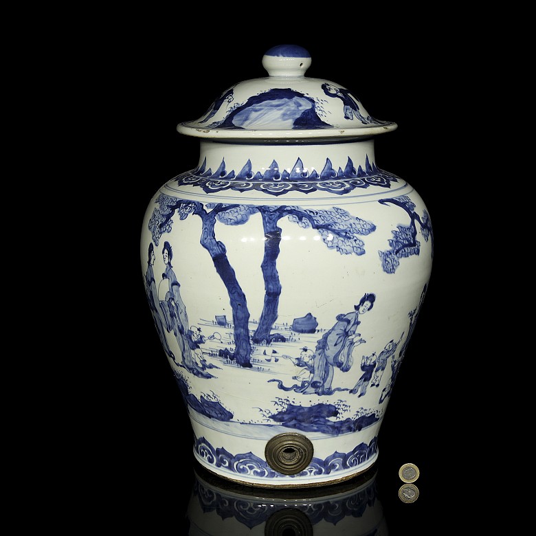 Blue and white porcelain tibor “Scenes in garden”, Qing Dynasty