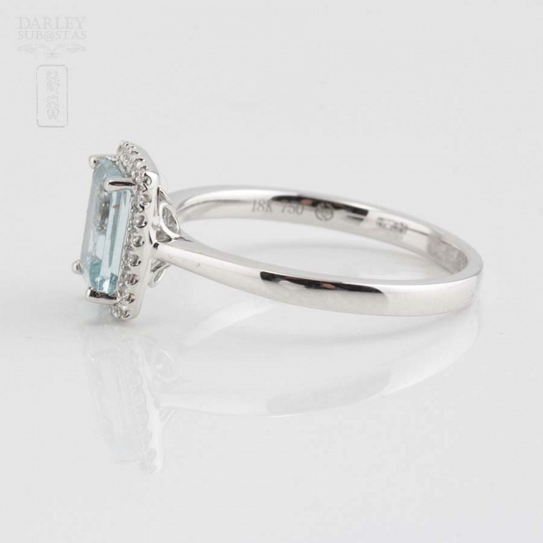 18k white gold ring with diamonds and aquamarine