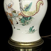 Porcelain tibor with lamp, Qing dynasty