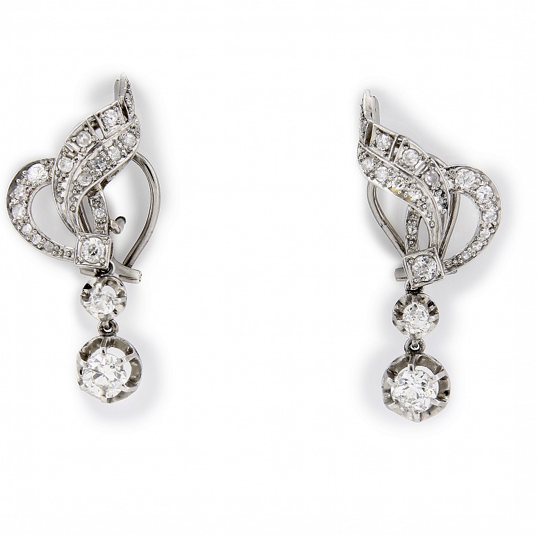 Pendientes de platino con diamantes.