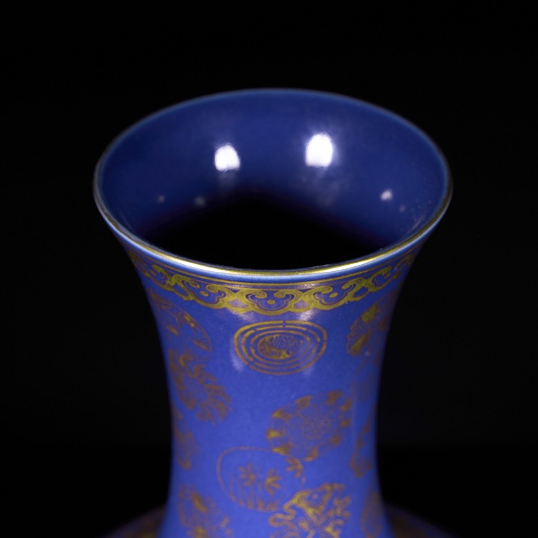 Glazed porcelain vase with blue background, Qing dynasty, with Guangxu seal