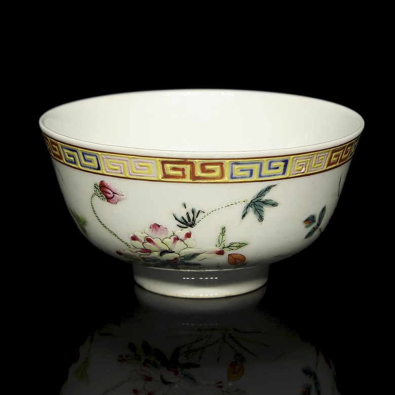 Enamelled porcelain ‘Garden’ bowl, with Qing seal - 2