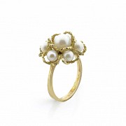 18k yellow gold ring with pearls