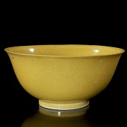 Small yellow-glazed porcelain bowl, Qing dynasty