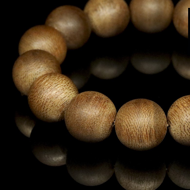 Wooden bracelet with 14 beads.