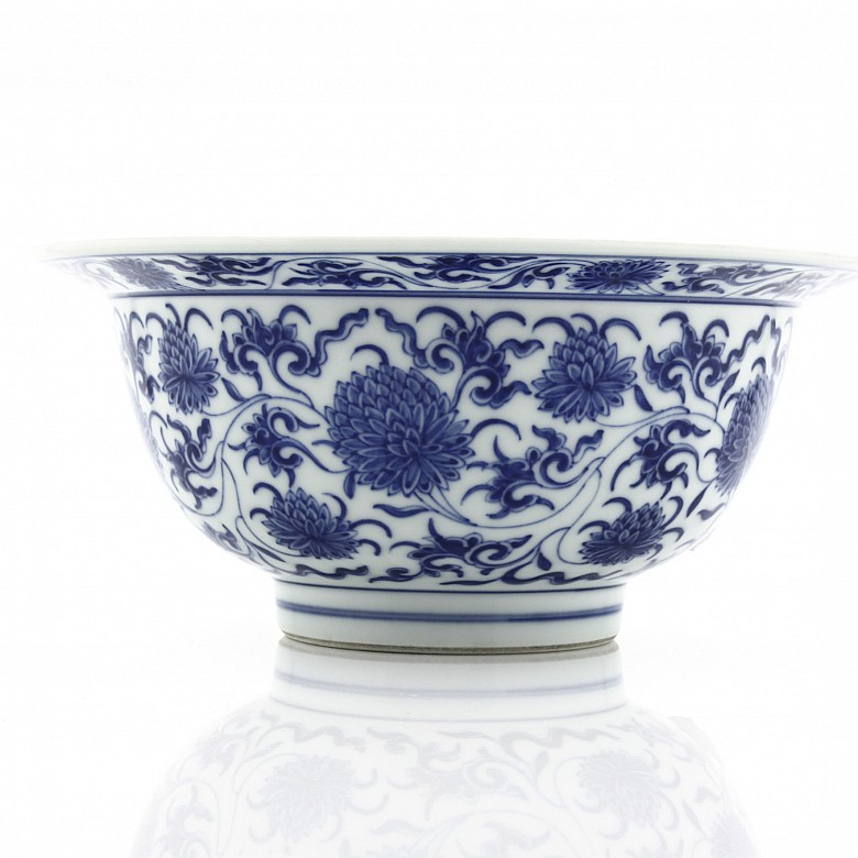 Porcelain bowl, blue and white, Kangxi seal mark.