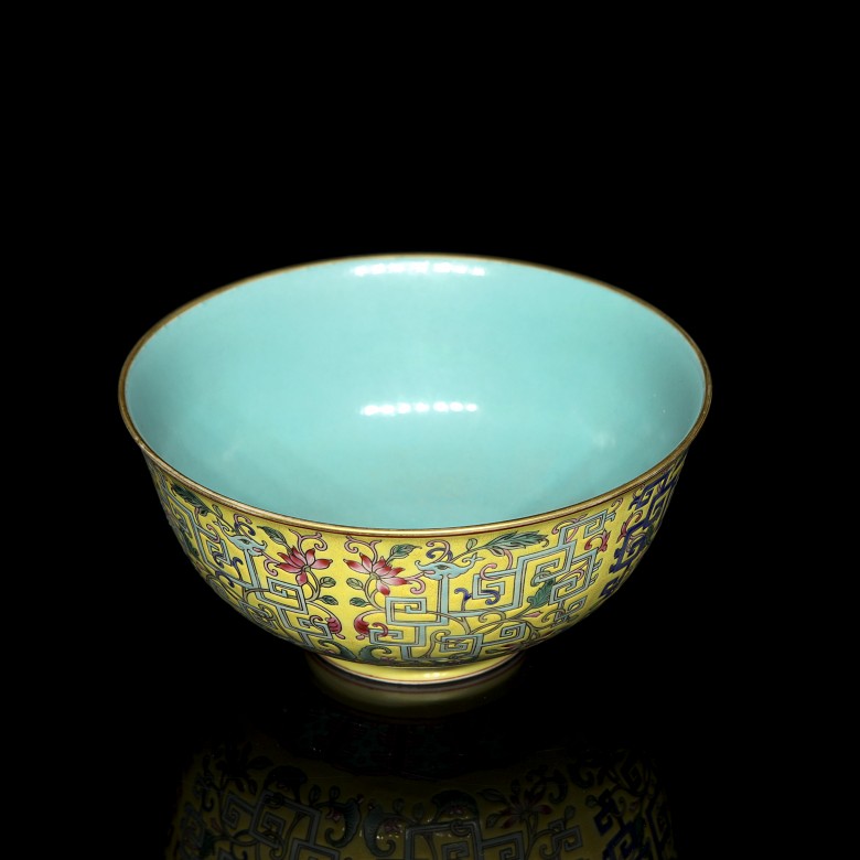 Porcelain enamelled bowl with yellow background, with Yongzheng seal