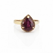 Ring with ruby ​​and diamonds in 18k yellow gold.