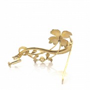 Flower-shaped brooch with pearls in 18k yellow gold