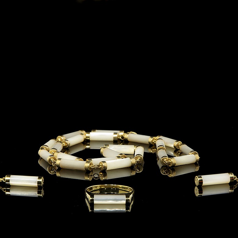 Set of mother-of-pearl necklace, earrings and ring in yellow gold