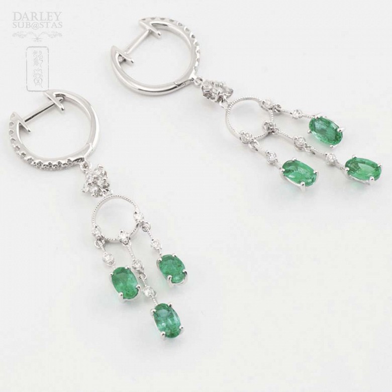 Earrings in 18k white gold, emeralds and diamonds