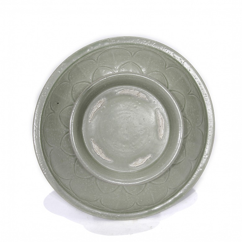 A Yue-style ceramic dish with a celadon glaze.