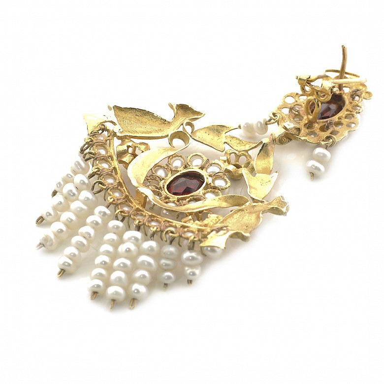 Pendant in 18 k yellow gold, rubies and pearls