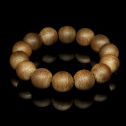 Wooden bracelet with 14 beads.