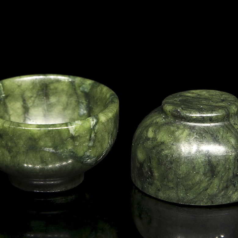 Pair of small jade bowls, 20th century - 6